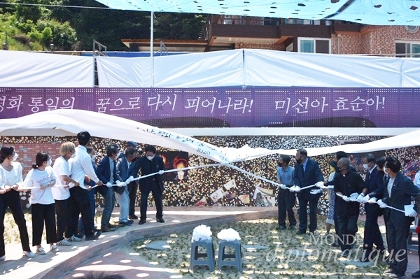 지난 13일 경기도 양주시 광적면 효촌리 평화공원 완공식에서 참가자들이 효순미선 평화공원의 제막식을 진행하고 있다. /사진=효순미선평화공원조성위원회