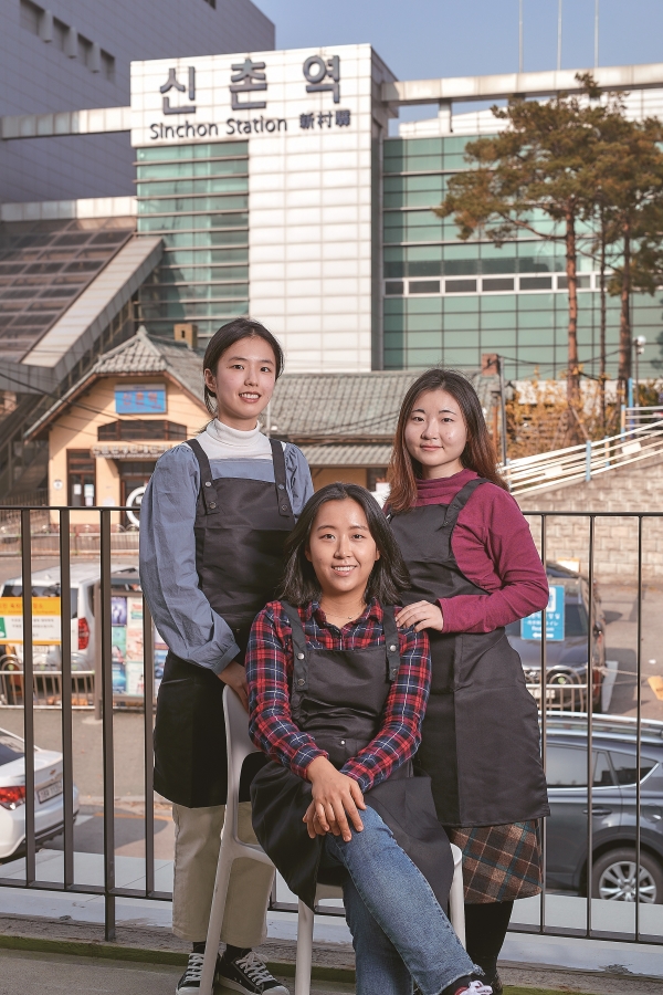 (사진5) 신촌박스퀘어 테라스에서 신촌기차역을 배경으로 민성주(왼쪽), 조은하(가운데), 고다현(오른쪽)