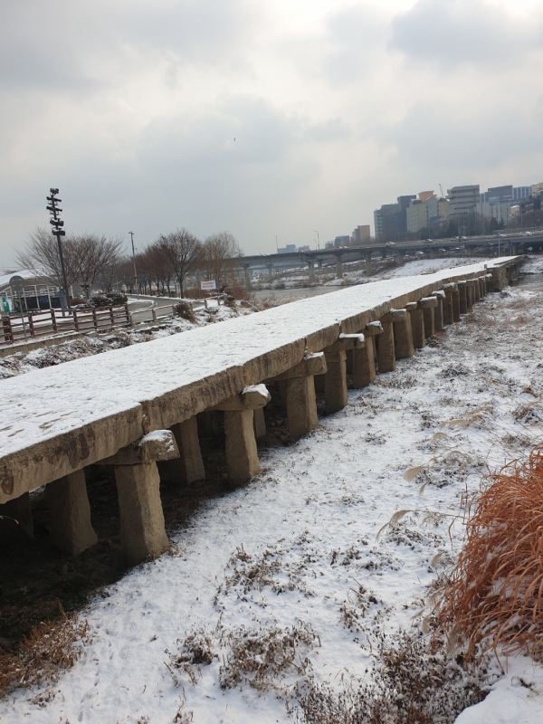 살곶이 다리 조선시대 가장 긴다리. 한양대학교 부근과 성수동을 이어주는 다리이다.
