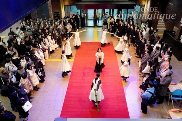 사진 2. 아르코극장 대극장 로비 ‘존중=불멸의 침상’(사진작가 옥상훈, 사진제공 순헌무용단)